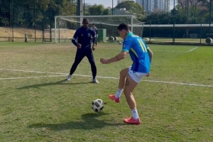 网页版登录入口-状态不错！安东尼社媒晒假期训练视频，未来仍未确定