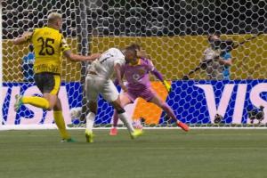 蒙特雷单刀被扑后众球员纷纷投诉聚勒身后推人，主裁判没有表示