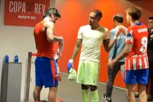 网页版登录入口-拉菲尼亚赛后在球员通道等德保罗，两人换球衣拥抱