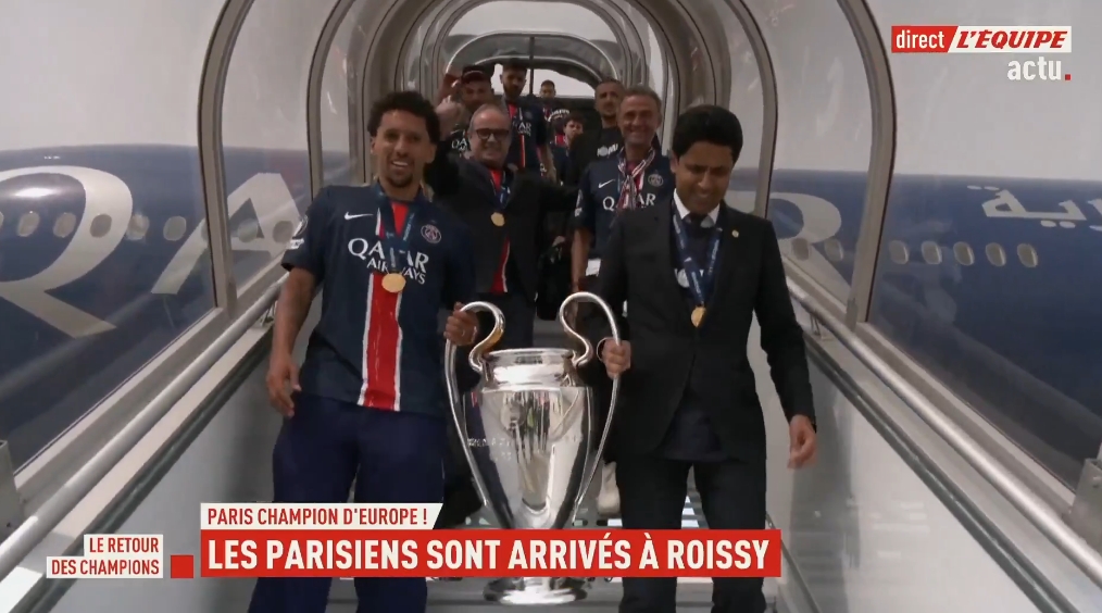 😎巴黎全队返回法国，马尔基尼奥斯和纳赛尔带着奖杯走下飞机