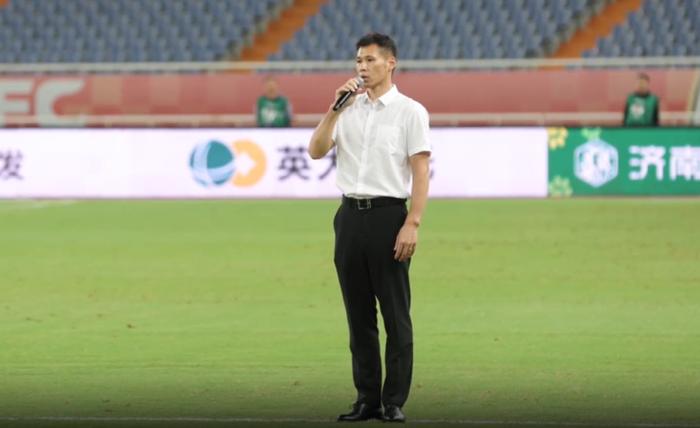 网页版登录入口-不止于足球！奥运冠军张成龙现身鲁京对决，领唱国歌