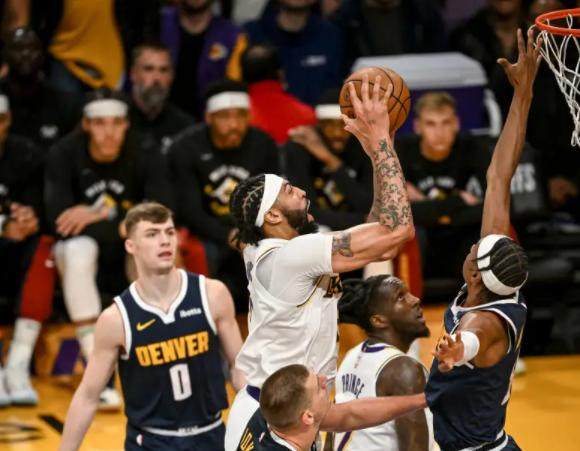 网页版登录入口-全力以赴的浓眉很可怕！季后赛篮板王死磕约基奇