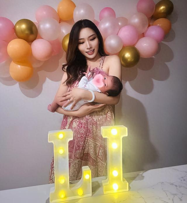 体育视频直播-李弘权一家近照，24岁成巨星，妻子是白富美教师，顶薪没悬念了|上海队|cba联赛|上海男篮|NCAA|nba_新浪体育_新浪新闻